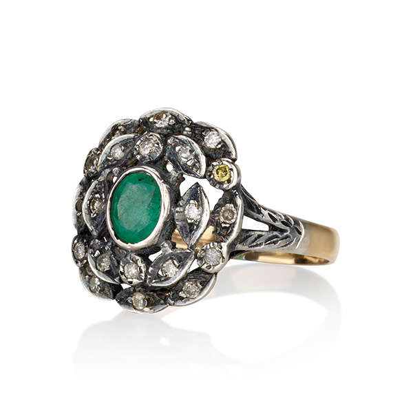 טבעת בעיצוב יחודי יהלומים ואבן אמרלד