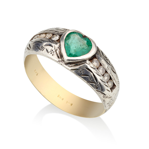 The heart decoration ring