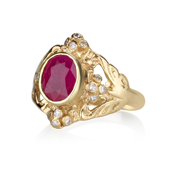 טבעת זהב משובצת אבן רובי ויהלומים